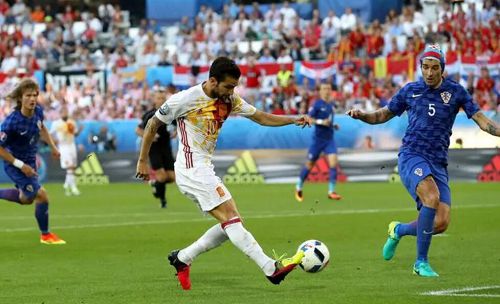  胡桑诺夫：乌兹别克斯坦足球新星闪耀曼城，带动多方关注热潮